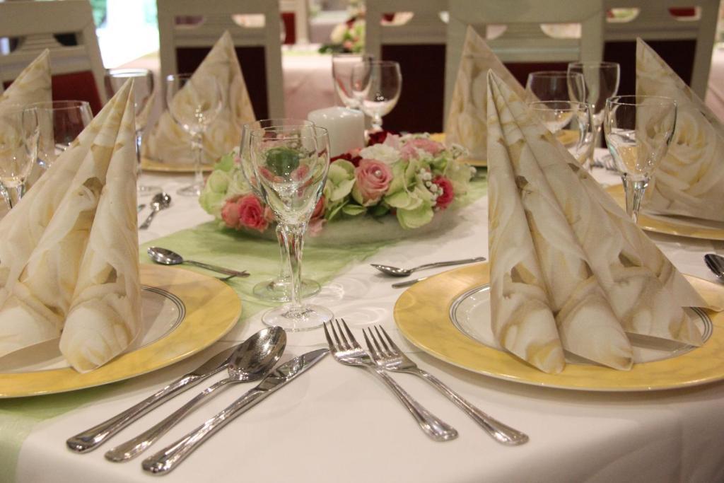 Hotel & Restaurant Park Cafe Isa Эрфурт Экстерьер фото
